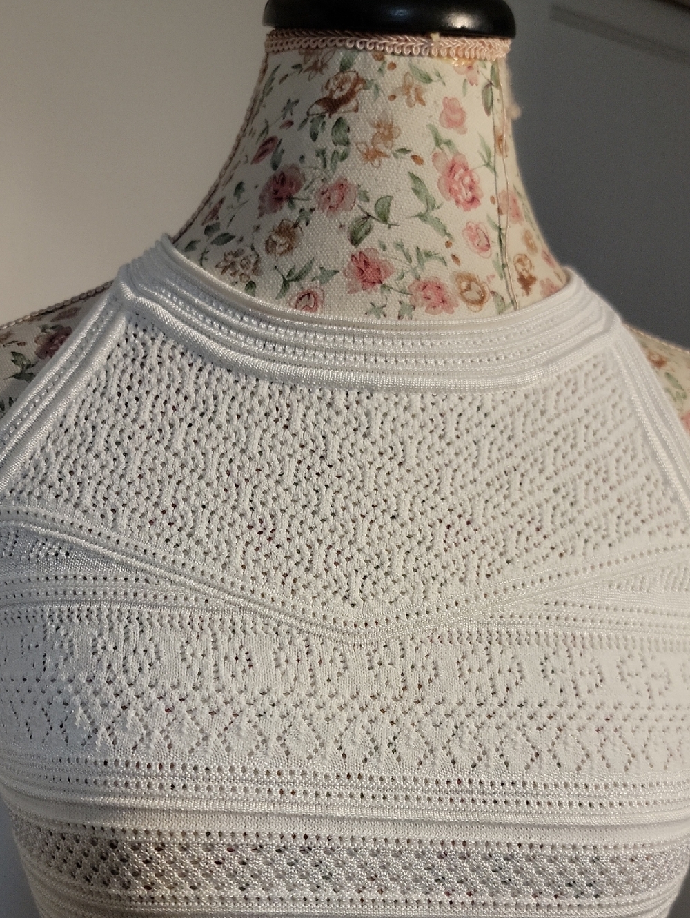 White House Black Market White Textured Knit Halter Top Size XS - Picture 3 of 11